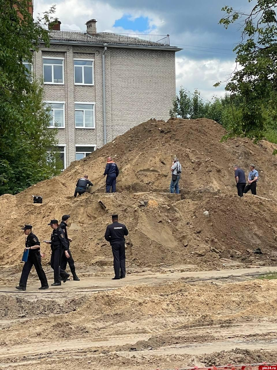 Взрывоопасный предмет времен войны нашли вблизи колледжа ПсковГУ. ФОТО :  Псковская Лента Новостей / ПЛН