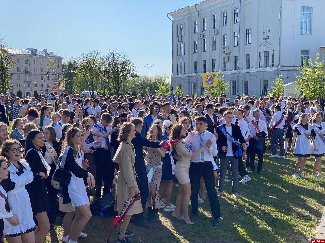 Праздник под открытым небом проведут для выпускников в Пскове : Псковская  Лента Новостей / ПЛН