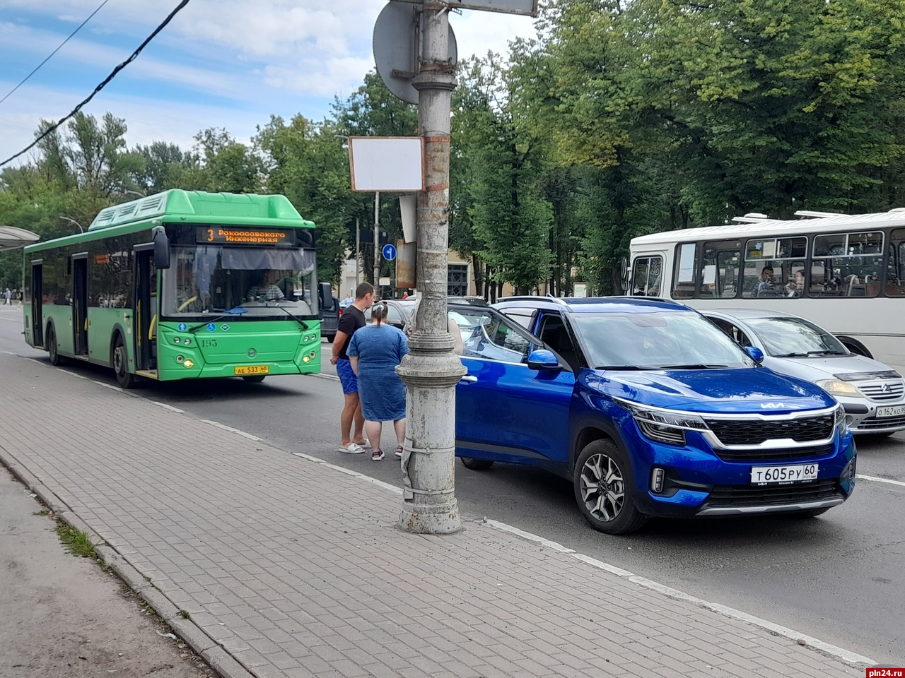 Городской автобус подрезали на остановке в Пскове : Псковская Лента  Новостей / ПЛН