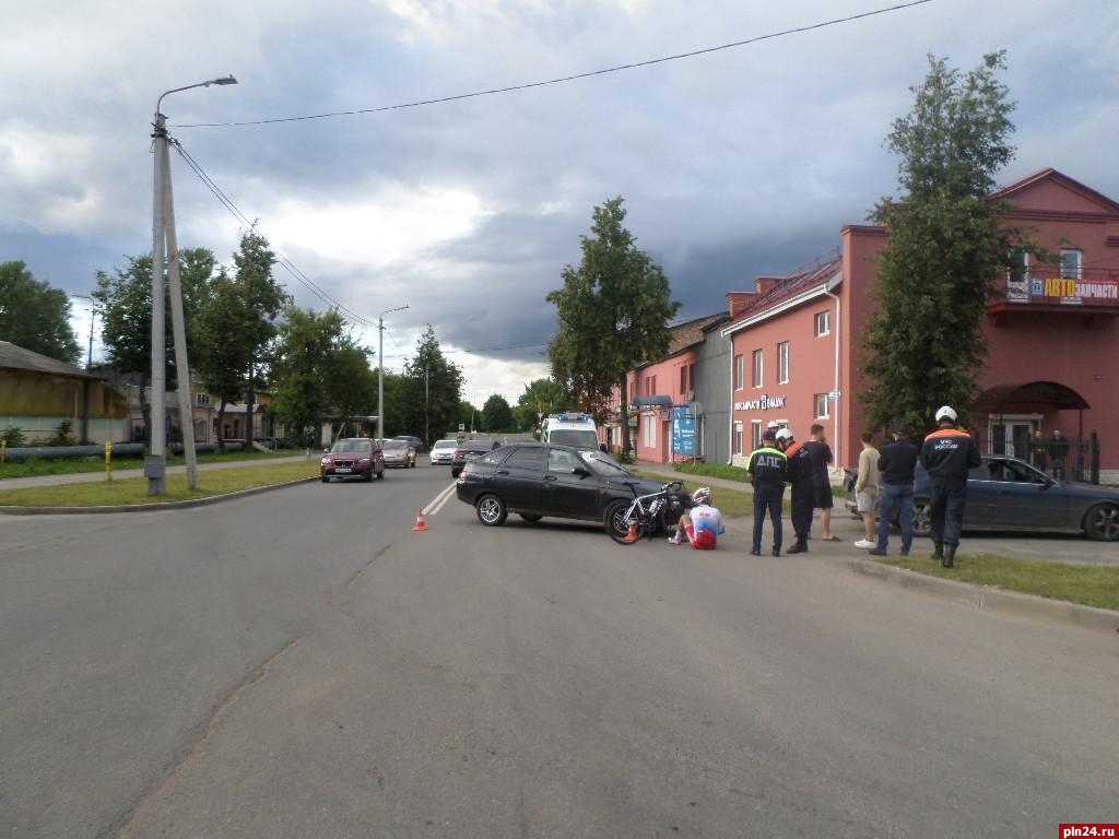 Велосипедист отделался ушибами после наезда автомобиля в Пскове : Псковская  Лента Новостей / ПЛН