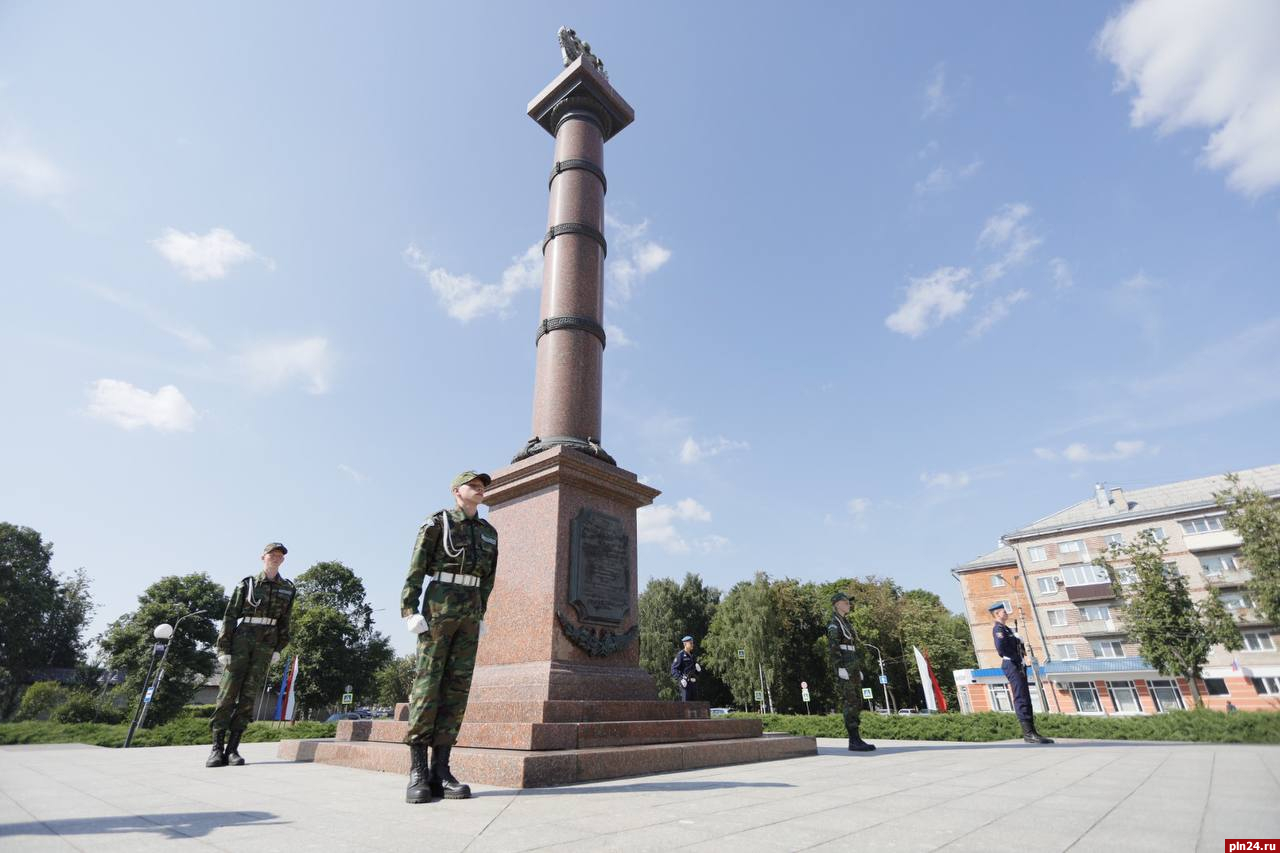 Псков город воинской. Площадь Победы Псков. Стела город воинской славы Псков. Площадь Победы 1 Псков.