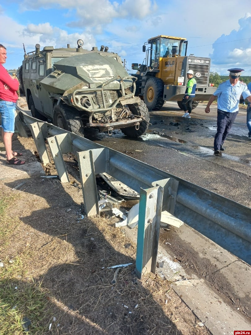 Фура въехала в военного «Тигра» по дороге в Псковскую область, пострадали  три человека : Псковская Лента Новостей / ПЛН