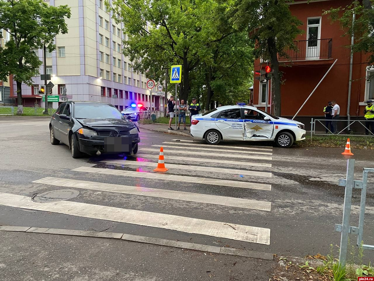 Две автомашины полиции попали в ДТП в Великих Луках : Псковская Лента  Новостей / ПЛН