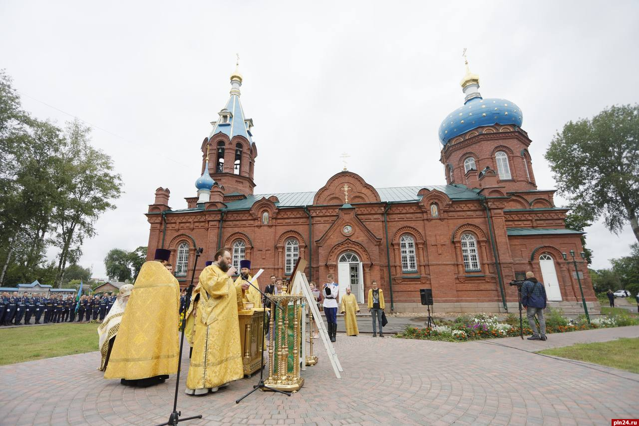 Торжественный молебен состоялся у храма князя Александра Невского в Пскове  в День ВДВ. ФОТО : Псковская Лента Новостей / ПЛН