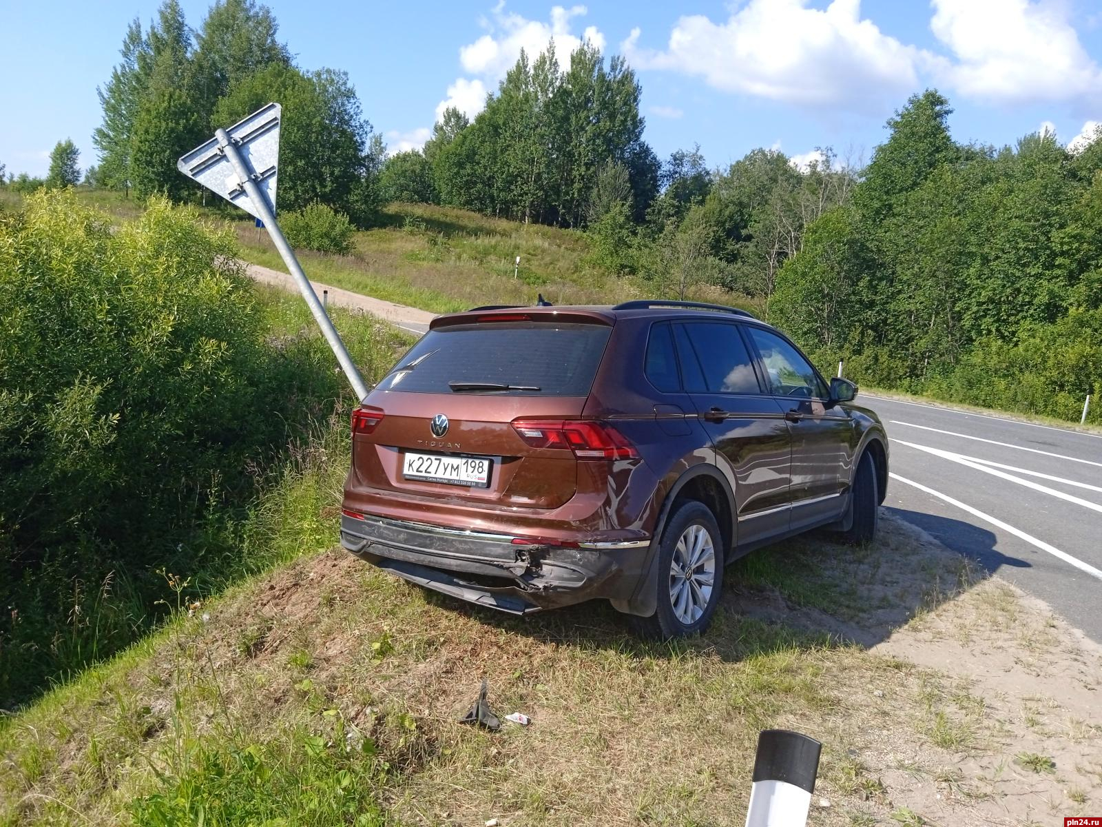 Опубликованы фотографии с места ДТП с тремя пострадавшими в Куньинском  районе : Псковская Лента Новостей / ПЛН