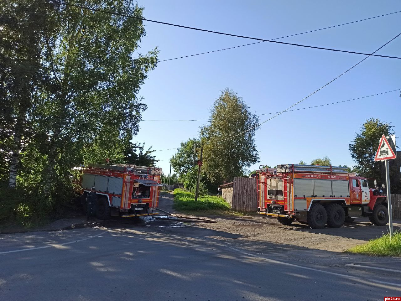 Жилой дом в псковском микрорайоне Лопатино тушили 13 человек : Псковская  Лента Новостей / ПЛН