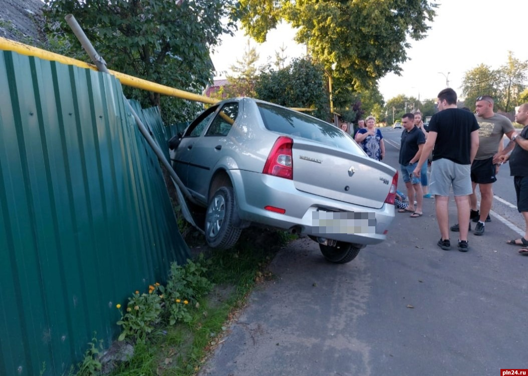 Женщина в нижнем белье за рулем автомобиля протаранила забор в Пскове. ФОТО  : Псковская Лента Новостей / ПЛН