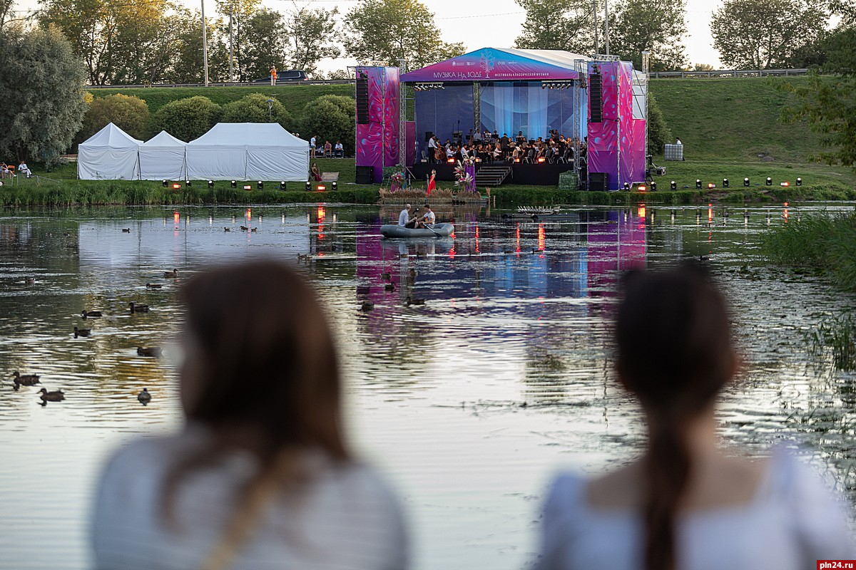 Попрощались, но не ушли: гранд финал третьей «Музыки на воде» : Псковская  Лента Новостей / ПЛН