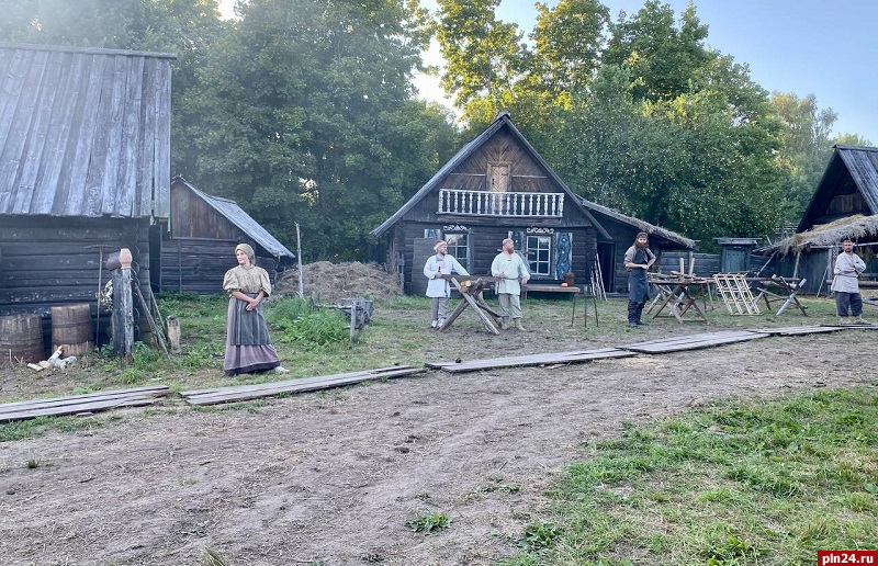 Холоп 2 современник смоленск. Съемки фильма холоп в Псковской области. Холоп съемки. Съемочная деревня в Псковской области. Фильм холоп 2.