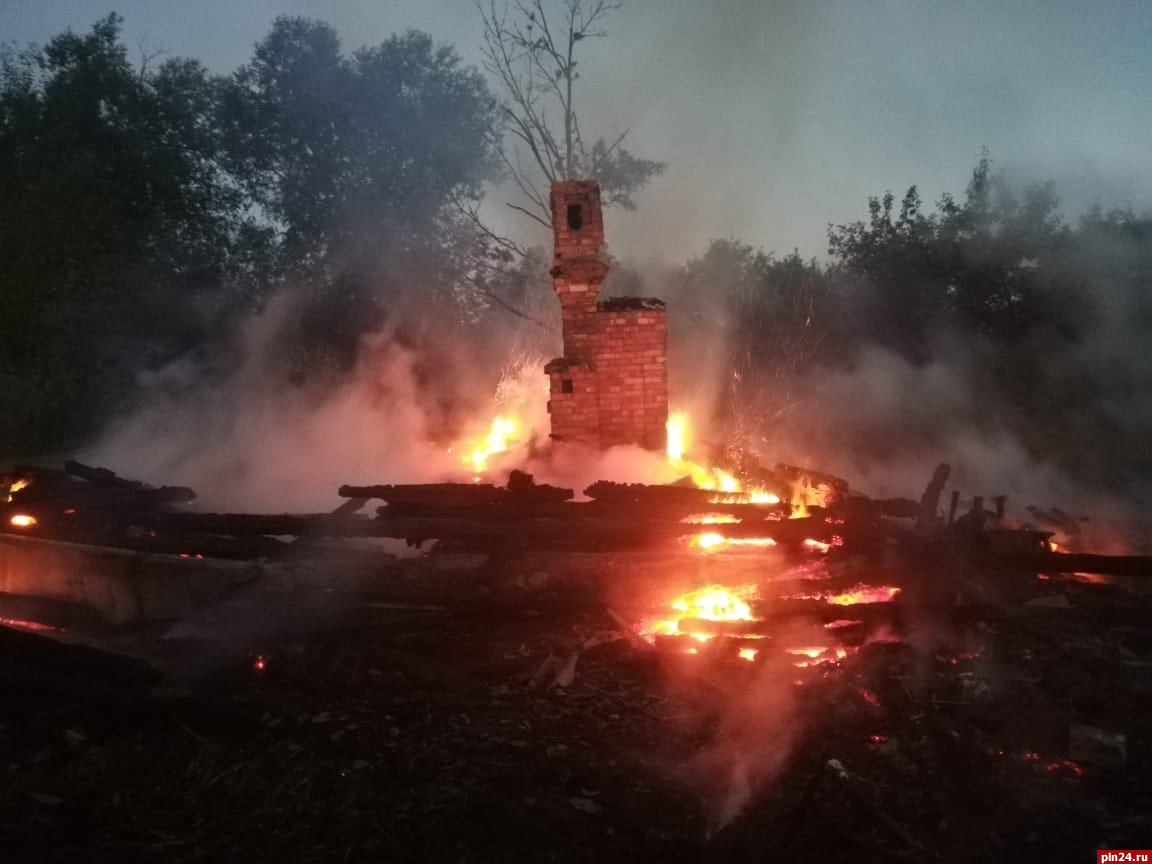 Частный дом сгорел в гдовской деревне Самолве : Псковская Лента Новостей /  ПЛН