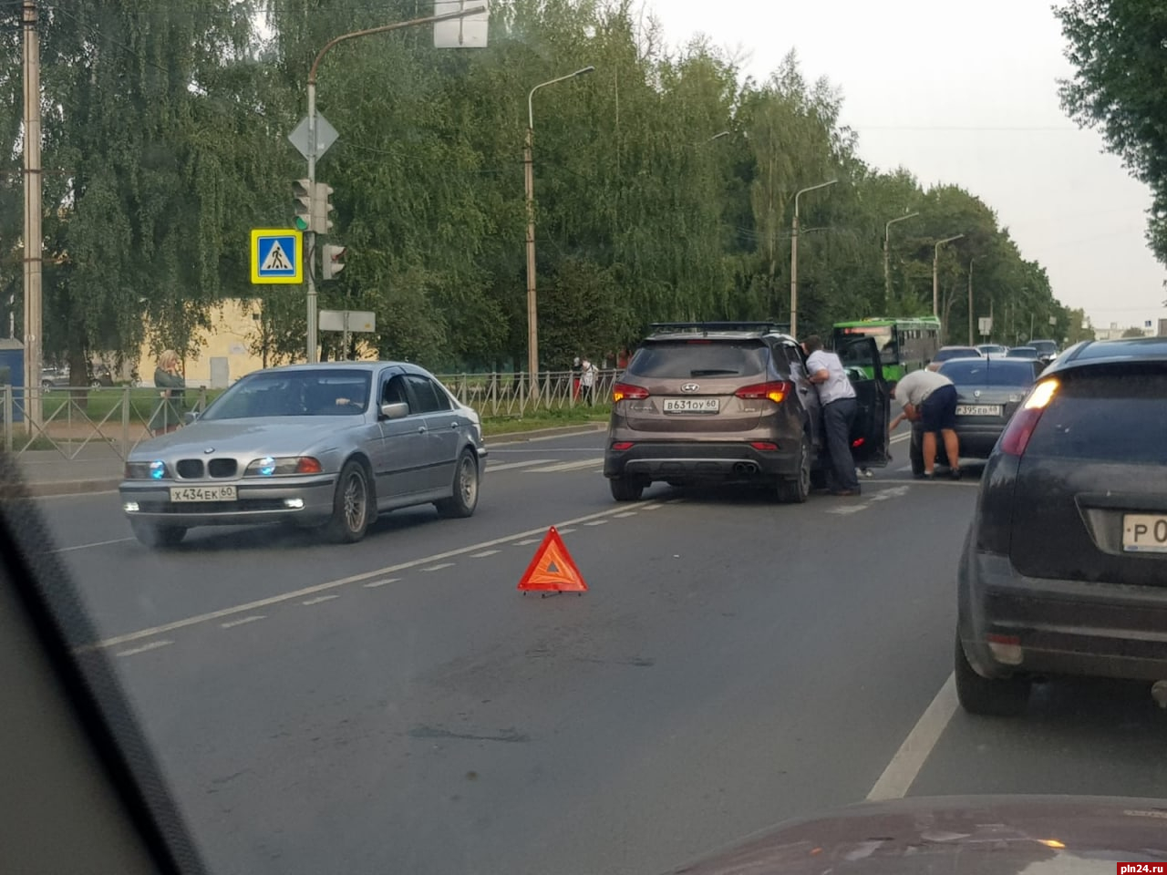 В Пскове на улице Юбилейной из-за столкновения двух автомобилей  образовалась пробка : Псковская Лента Новостей / ПЛН