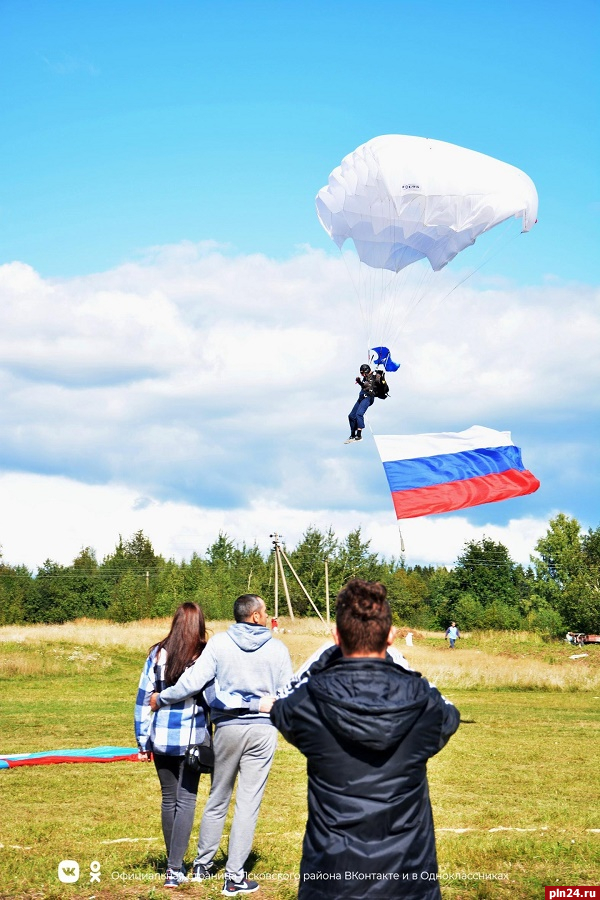 Жители Пскова. Фото мирного неба над головой. Погода Середка.