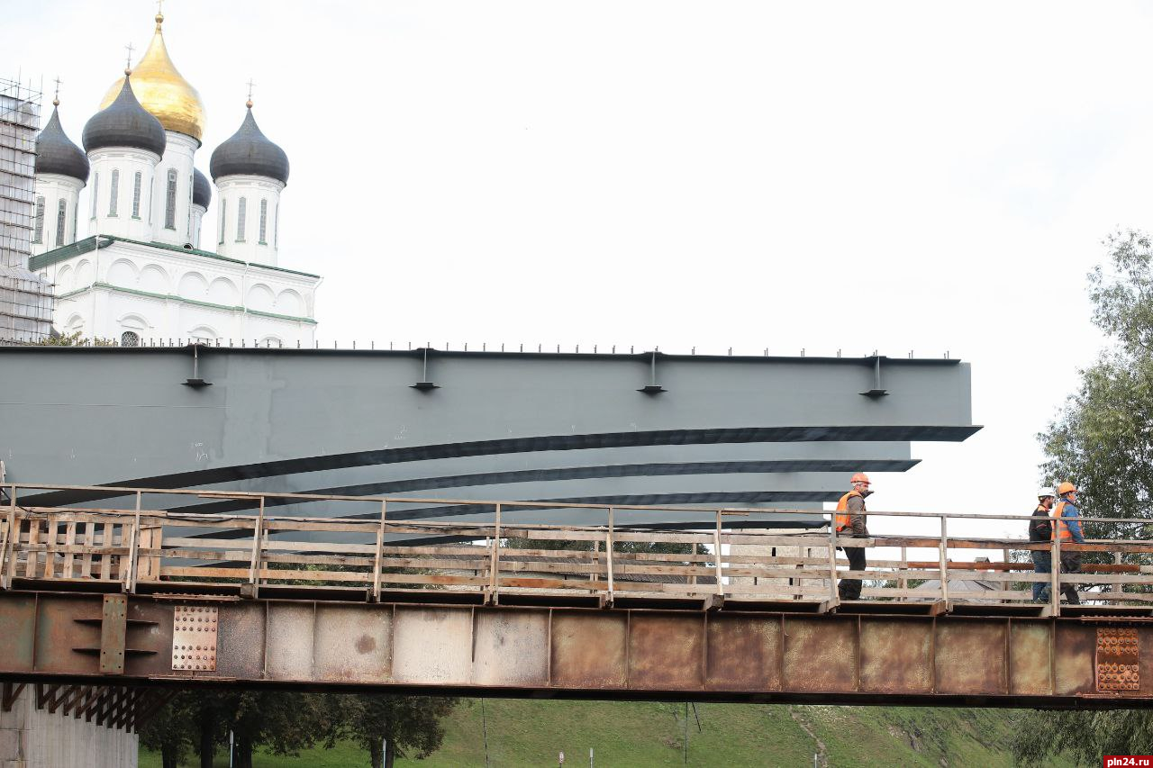 Троицкий мост продолжают собирать в Пскове. ФОТО : Псковская Лента Новостей  / ПЛН