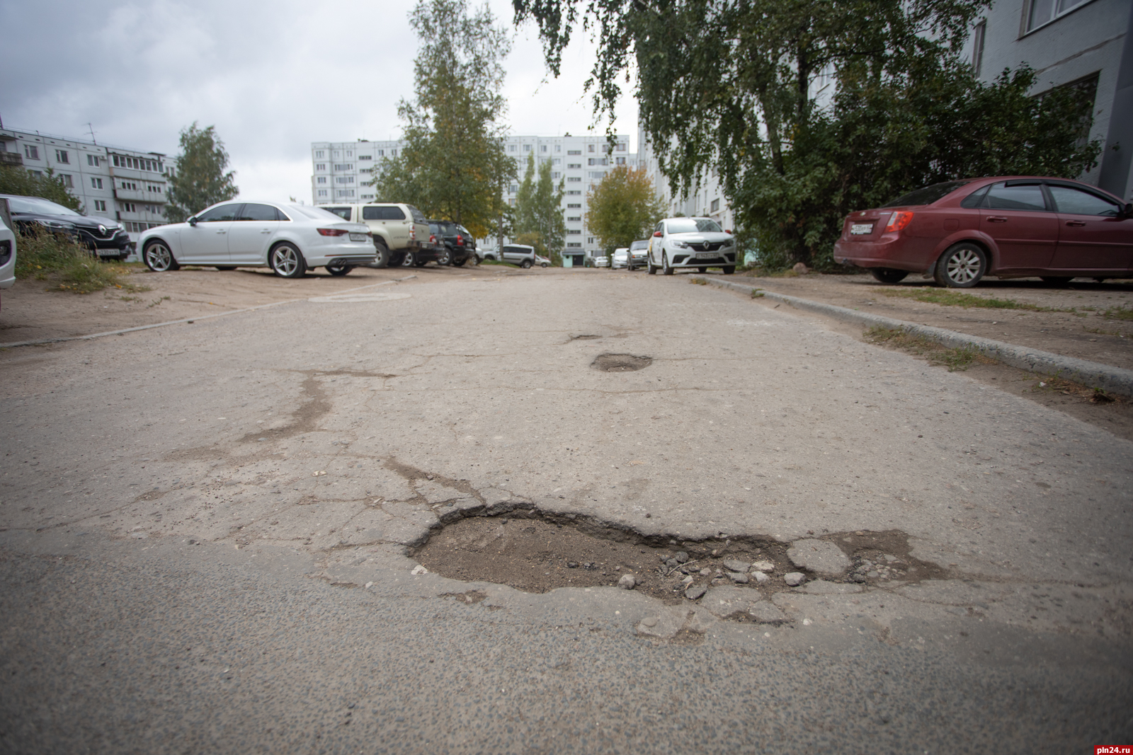 Более 50 ям насчитали во дворе на улице Кузбасской Дивизии в Пскове. ФОТО :  Псковская Лента Новостей / ПЛН