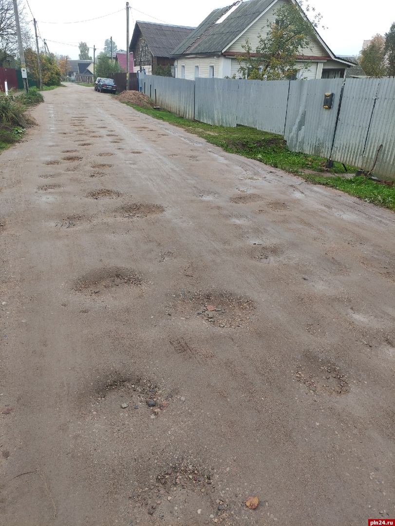 Пешком пройти нельзя»: жители великолукской деревни жалуются на состояние  дороги : Псковская Лента Новостей / ПЛН