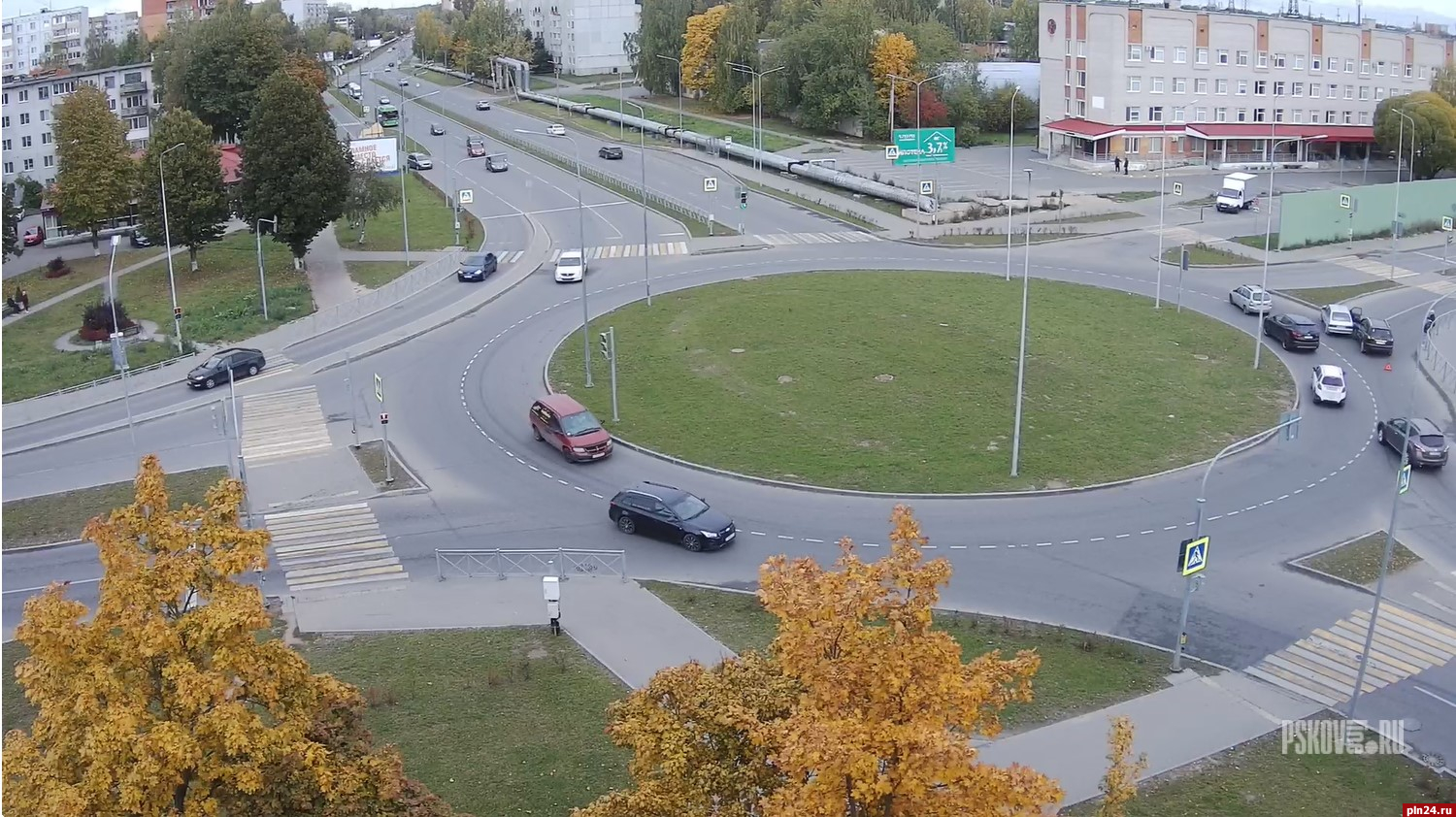 Два автомобиля столкнулись на круговом перекрестке в Пскове : Псковская  Лента Новостей / ПЛН