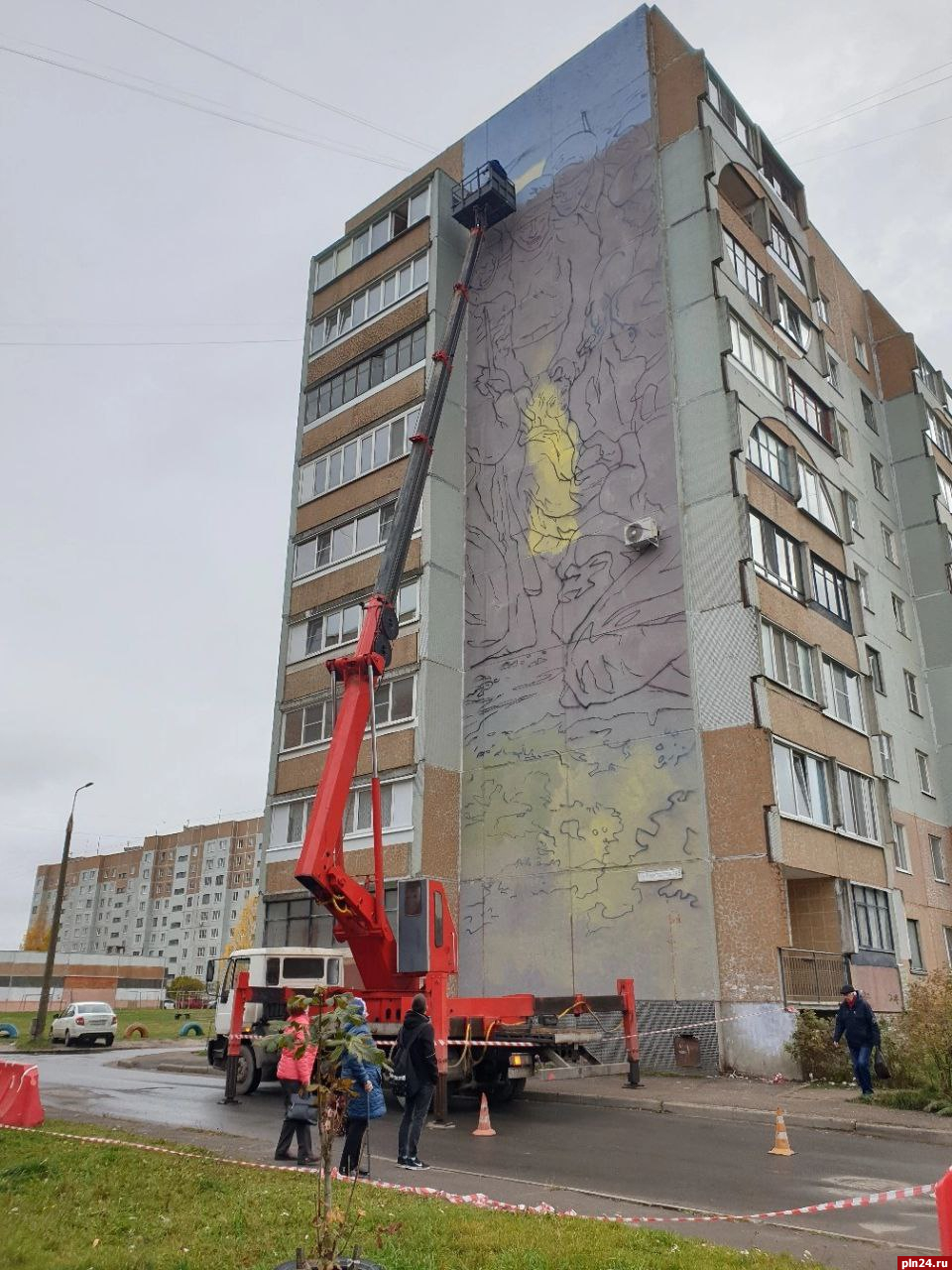 Мурал продолжают рисовать на улице Рокоссовского в Пскове. ФОТО : Псковская  Лента Новостей / ПЛН