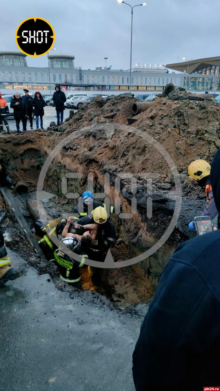 Полуголый мужчина застрял в канализационной трубе в Пулково. ФОТО :  Псковская Лента Новостей / ПЛН