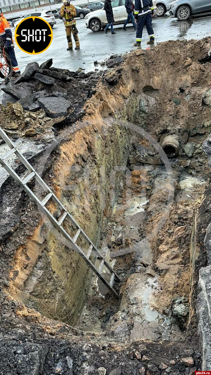 Полуголый мужчина застрял в канализационной трубе в Пулково. ФОТО :  Псковская Лента Новостей / ПЛН