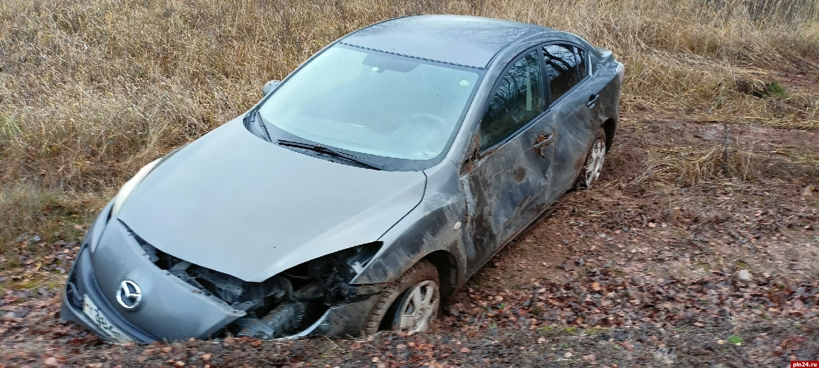 Разбитый автомобиль Mazda бросили на трассе в Пушкиногорском районе :  Псковская Лента Новостей / ПЛН