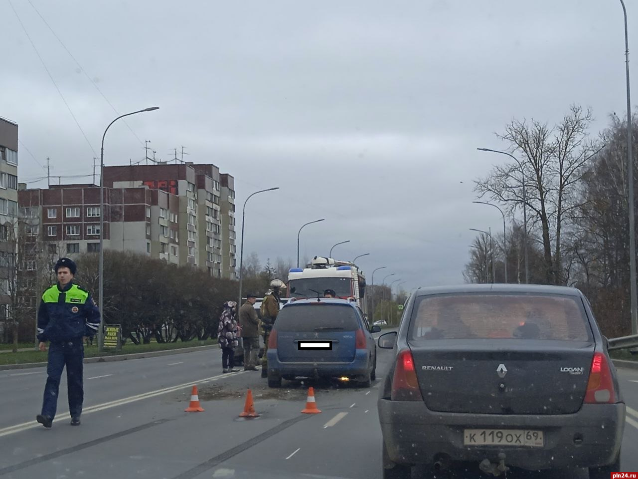 Peugeot и Lada столкнулись на Рижском проспекте в Пскове : Псковская Лента  Новостей / ПЛН