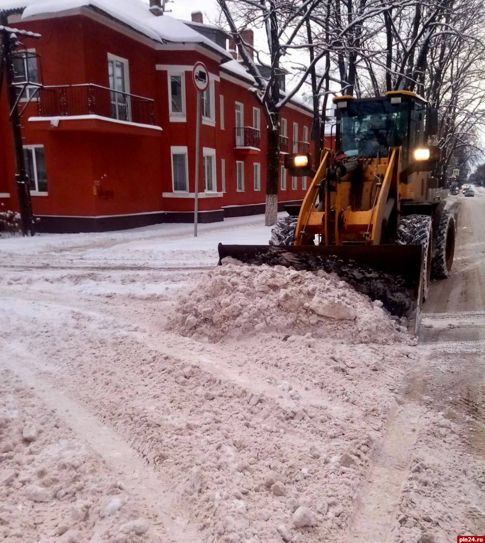 Великие Луки убирают от снега. ФОТО : Псковская Лента Новостей / ПЛН