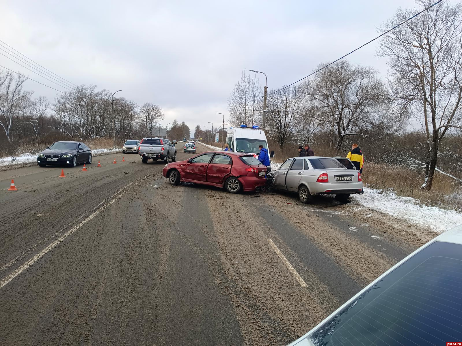 Два человека пострадали после столкновения автомобилей в Пскове : Псковская  Лента Новостей / ПЛН