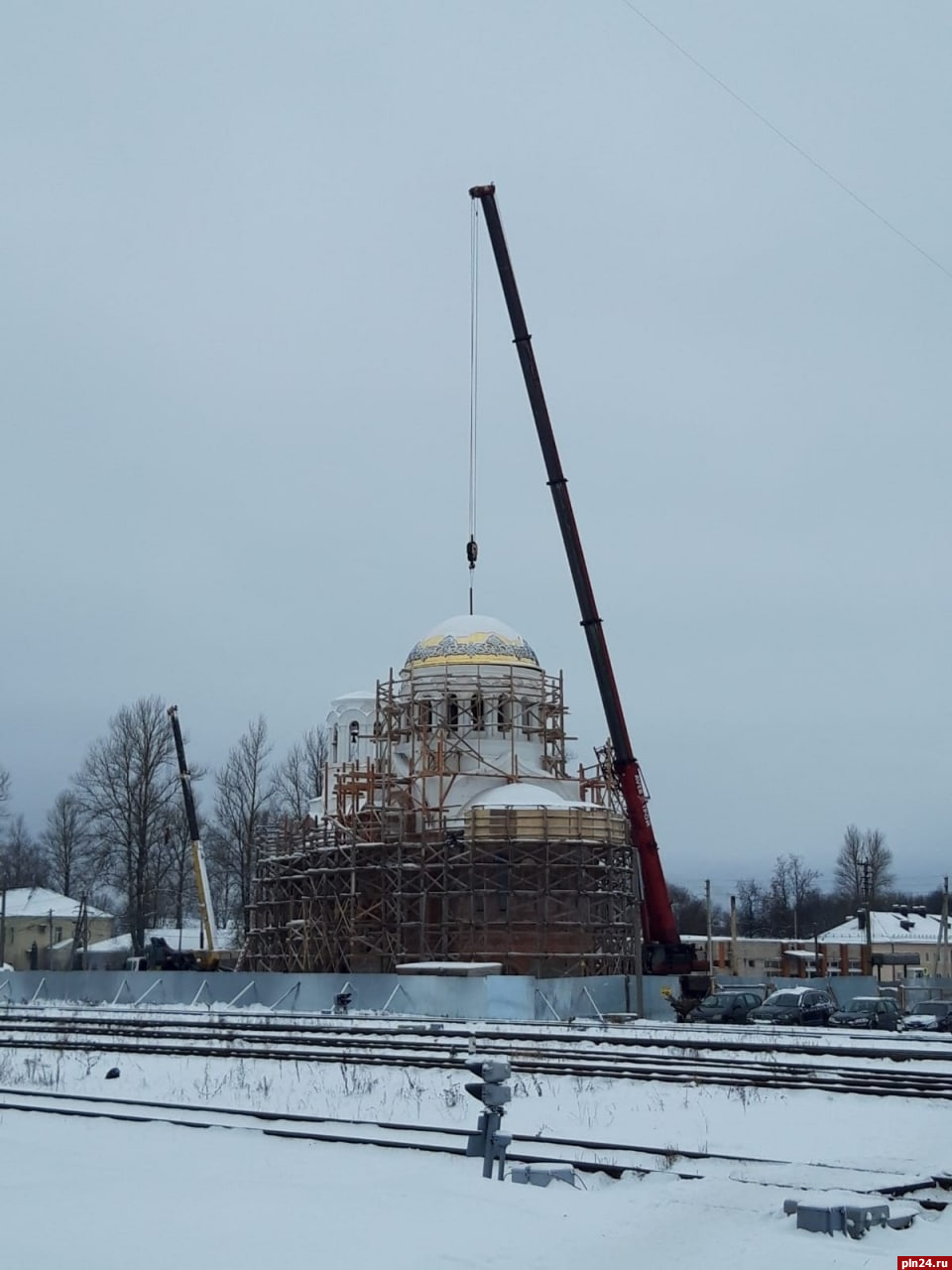 Купола подняли на строящийся храм памяти Николая II в Дно. ФОТО : Псковская  Лента Новостей / ПЛН