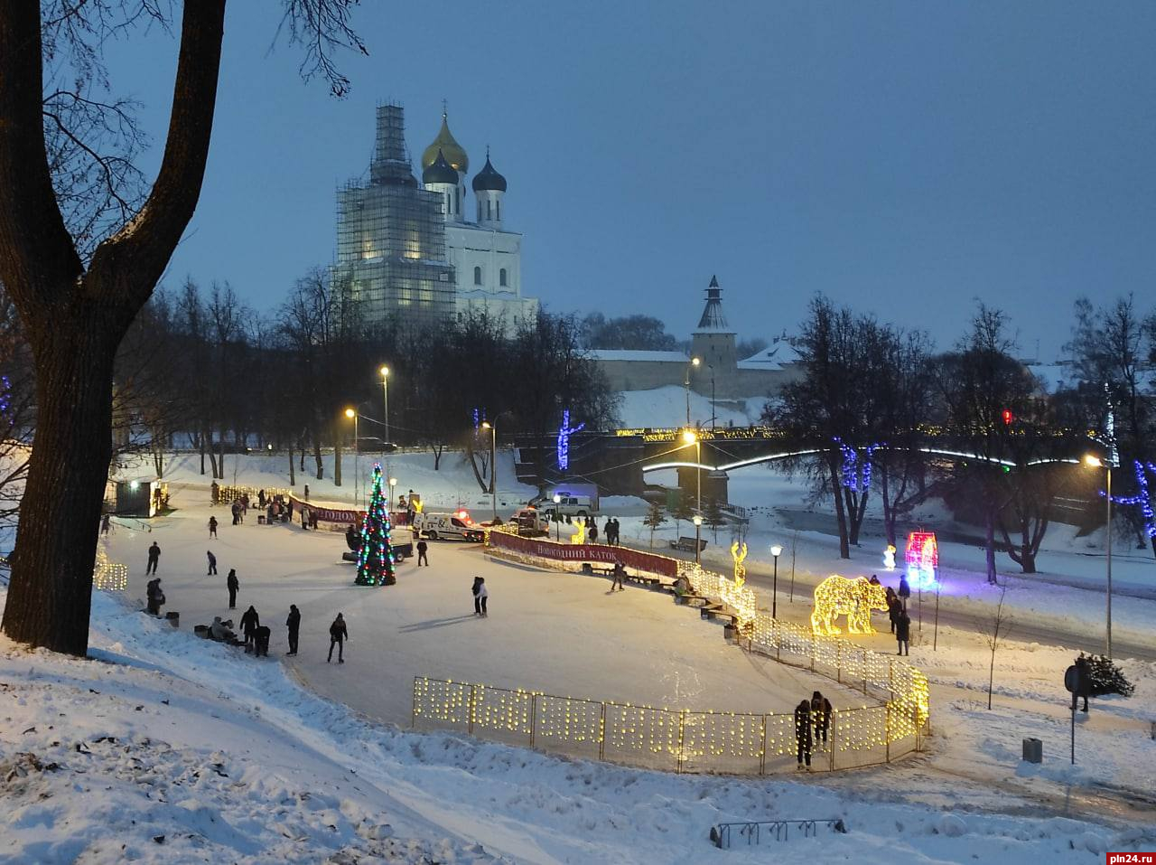 Размер пскова. Новогодний Псков. Псков зимой новый год. Псков новогодний фото. Декабрь в городе фото.