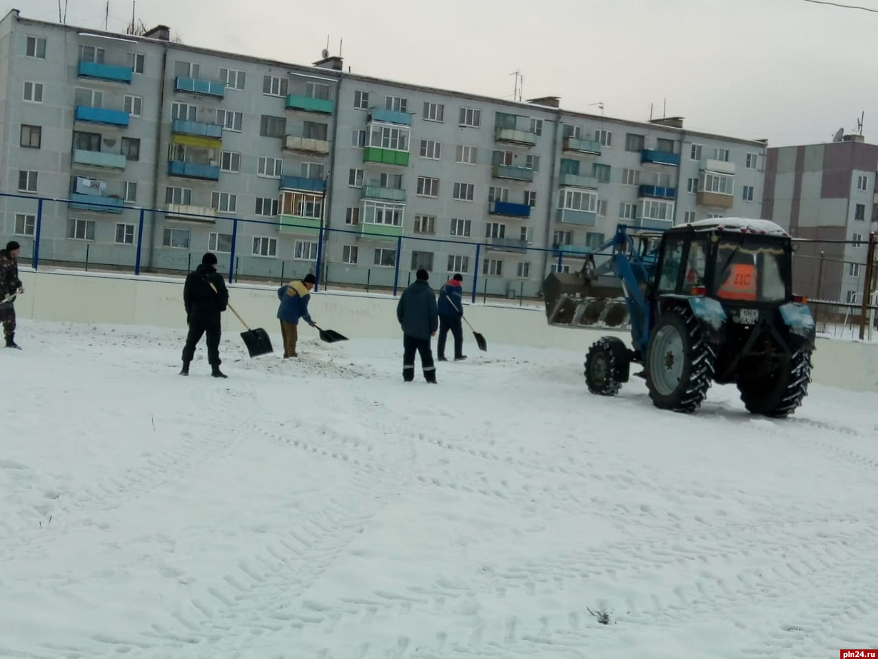 Основание для катка готовят в городе Дно : Псковская Лента Новостей / ПЛН