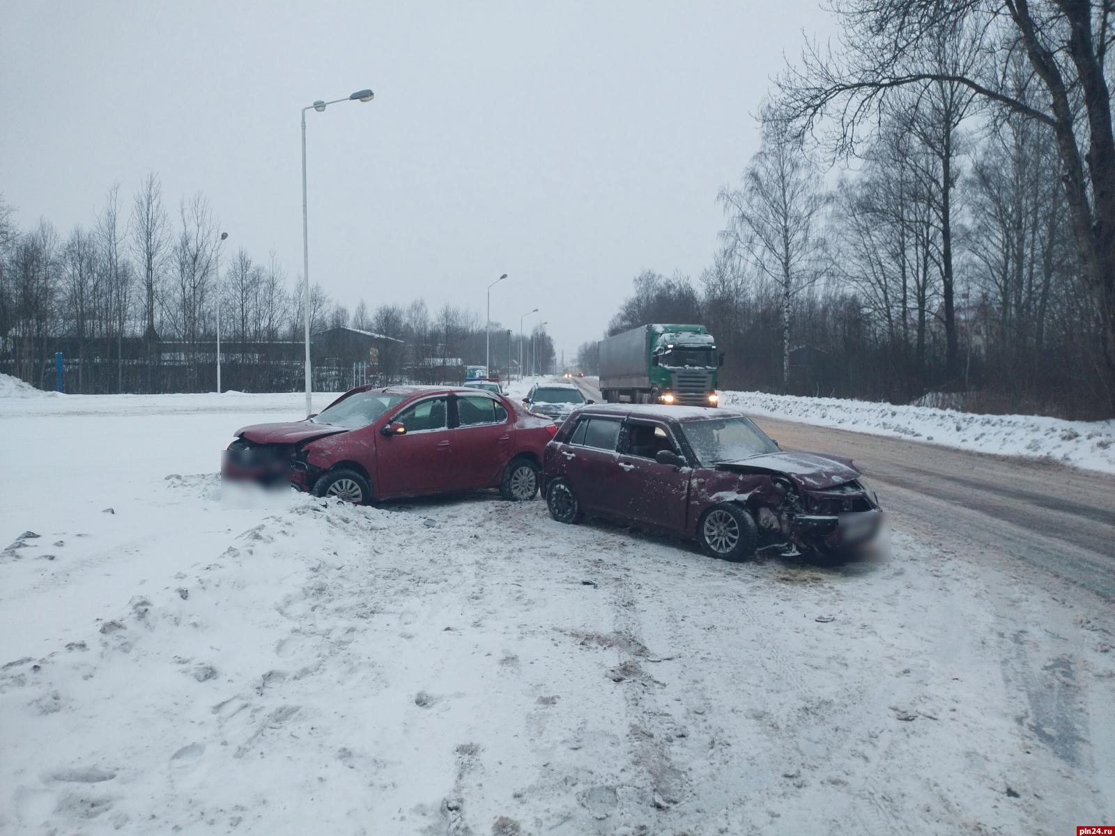 Псковичка устроила дорожную аварию на улице Николая Васильева : Псковская  Лента Новостей / ПЛН