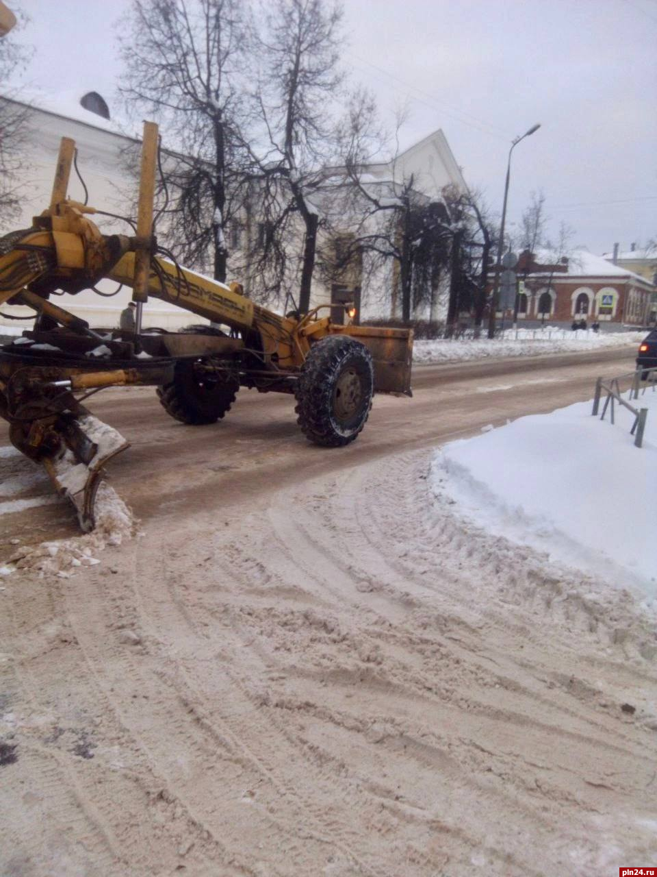 Почти 500 кубометров снега вывезли с дорог и улиц Великих Лук : Псковская  Лента Новостей / ПЛН