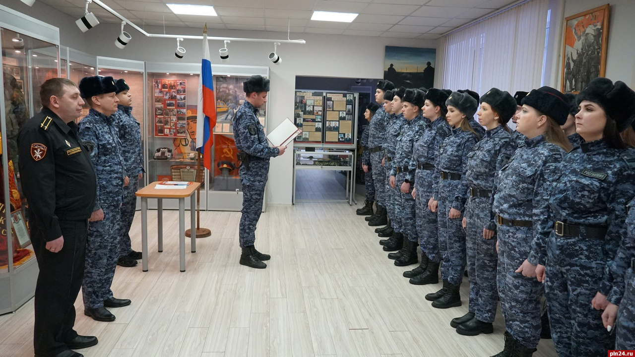 Молодые росгвардейцы приняли присягу в Пскове : Псковская Лента Новостей /  ПЛН