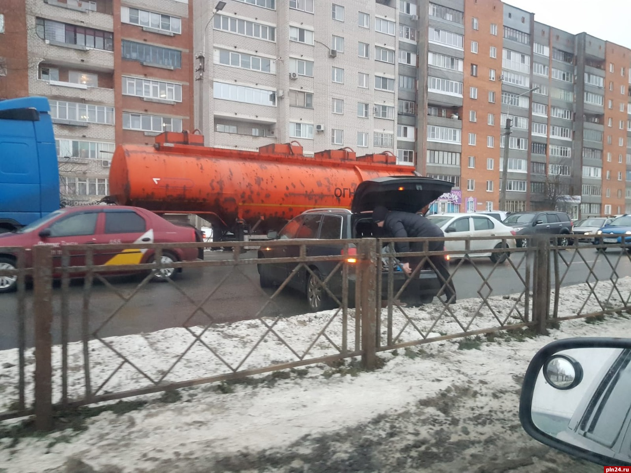 Легковой автомобиль развернуло на проезжей части на Завеличье : Псковская  Лента Новостей / ПЛН