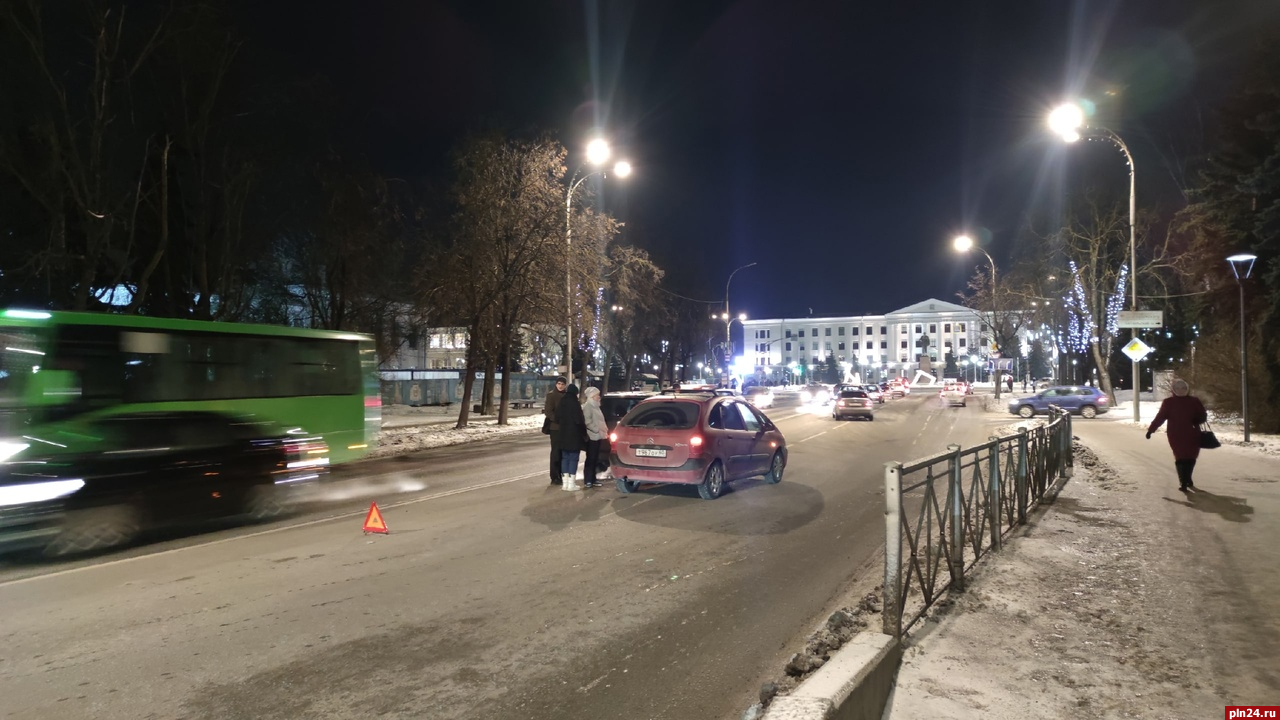 Два автомобиля столкнулись в центре Пскова : Псковская Лента Новостей / ПЛН