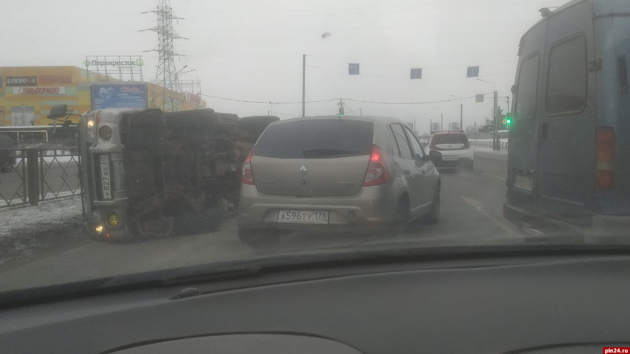 Микроавтобус опрокинулся на бок в результате ДТП в Пскове. ФОТО : Псковская  Лента Новостей / ПЛН