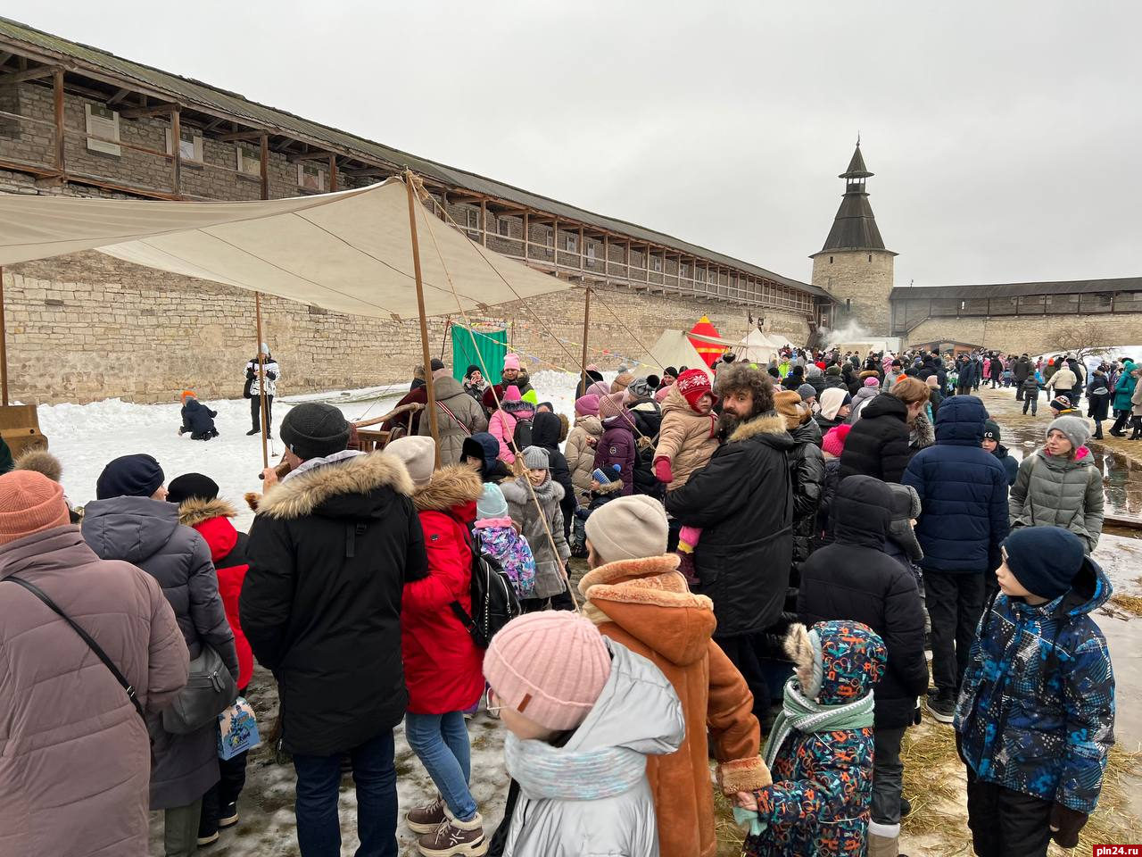 Рождественская елка» состоялась в Псковском кремле. ФОТО : Псковская Лента  Новостей / ПЛН