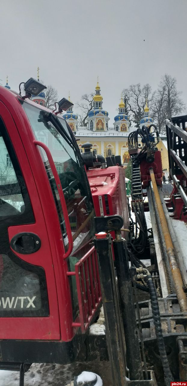 Прокладку подземных коммуникаций продолжают в Псково-Печерском монастыре :  Псковская Лента Новостей / ПЛН