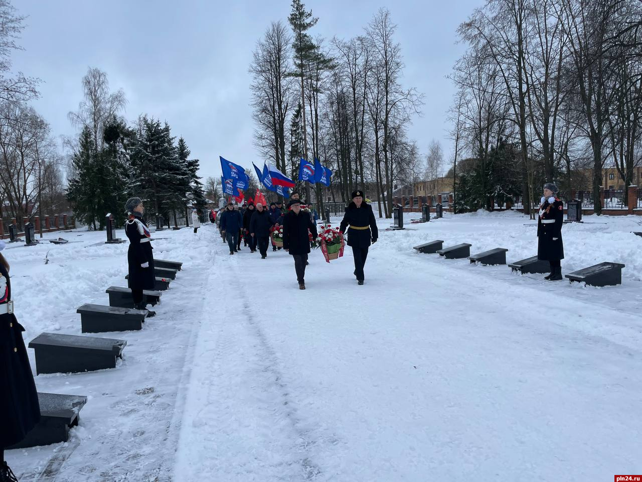 Торжественный митинг прошел на братском захоронении в Великих Луках :  Псковская Лента Новостей / ПЛН