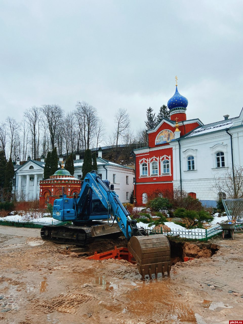 В Псково-Печерском монастыре меняют подземные коммуникации методом  горизонтального бурения : Псковская Лента Новостей / ПЛН