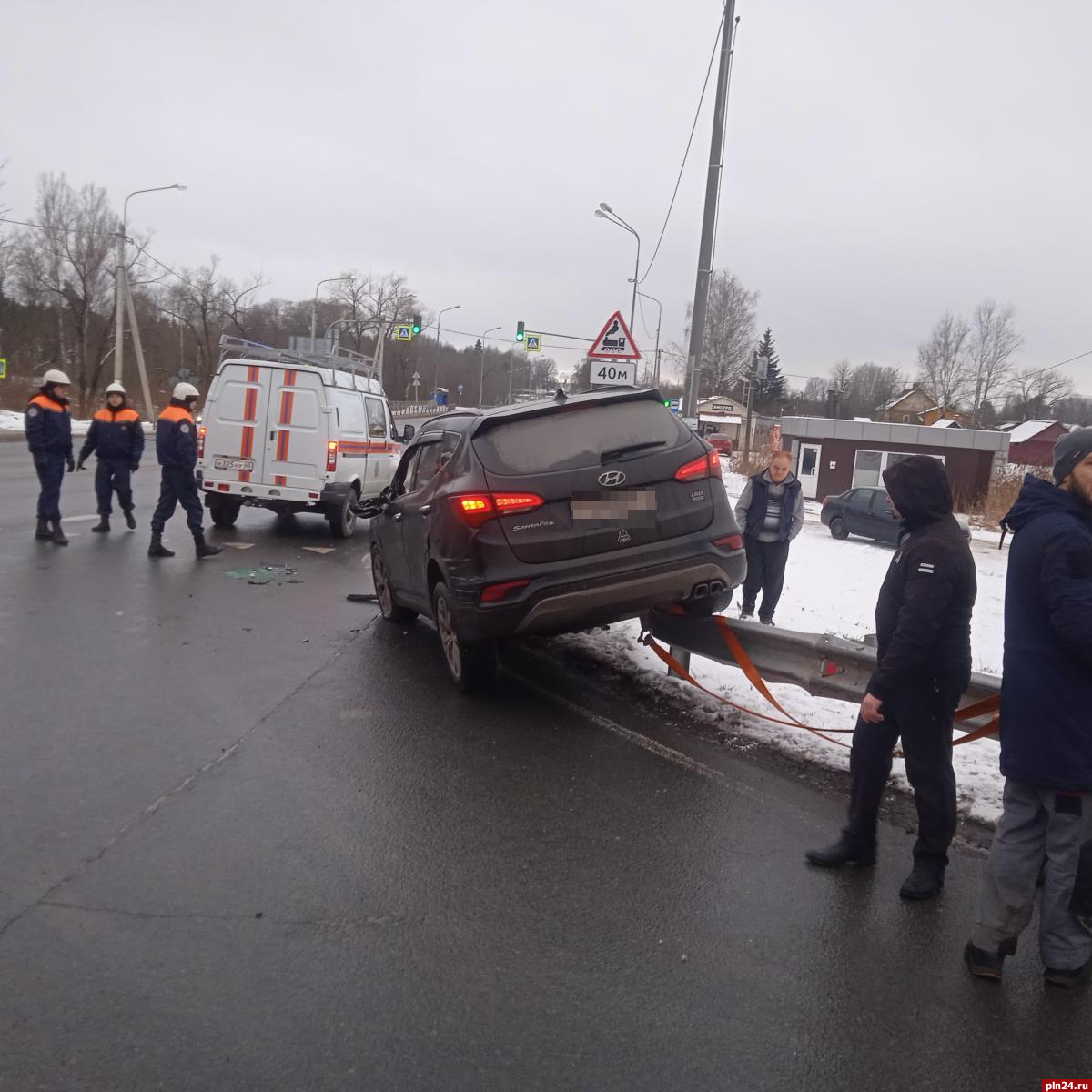 В ДТП с перевернувшимся автомобилем в Пскове никто не пострадал. ФОТО :  Псковская Лента Новостей / ПЛН