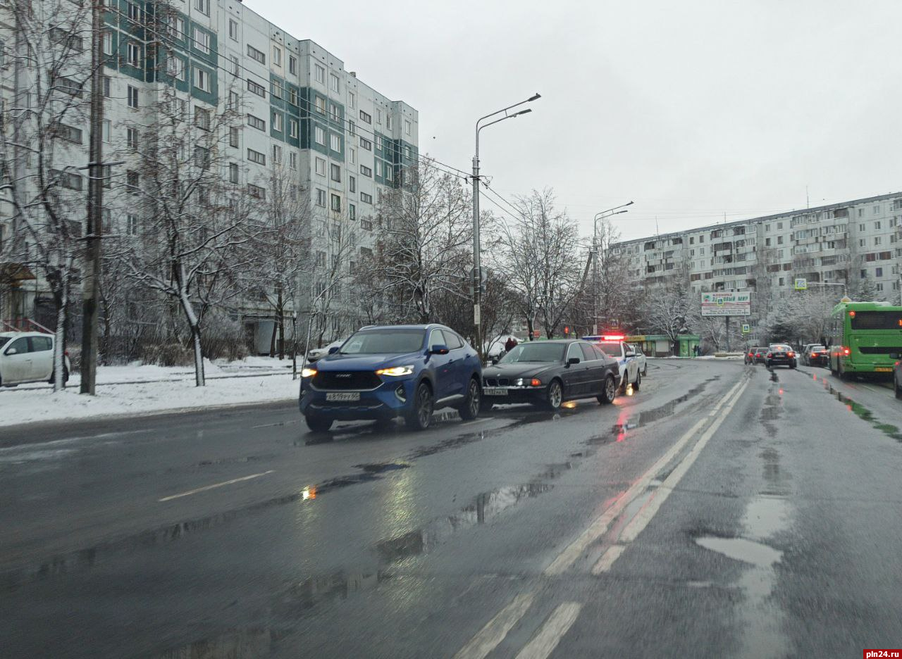 Водитель BMW врезался в автомобиль на улице Коммунальной в Пскове :  Псковская Лента Новостей / ПЛН