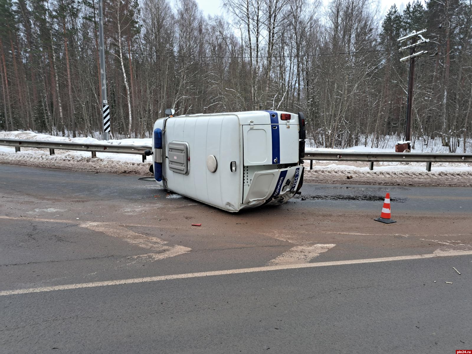 Полицейский автомобиль перевернулся на дороге в Псковском районе. ФОТО :  Псковская Лента Новостей / ПЛН