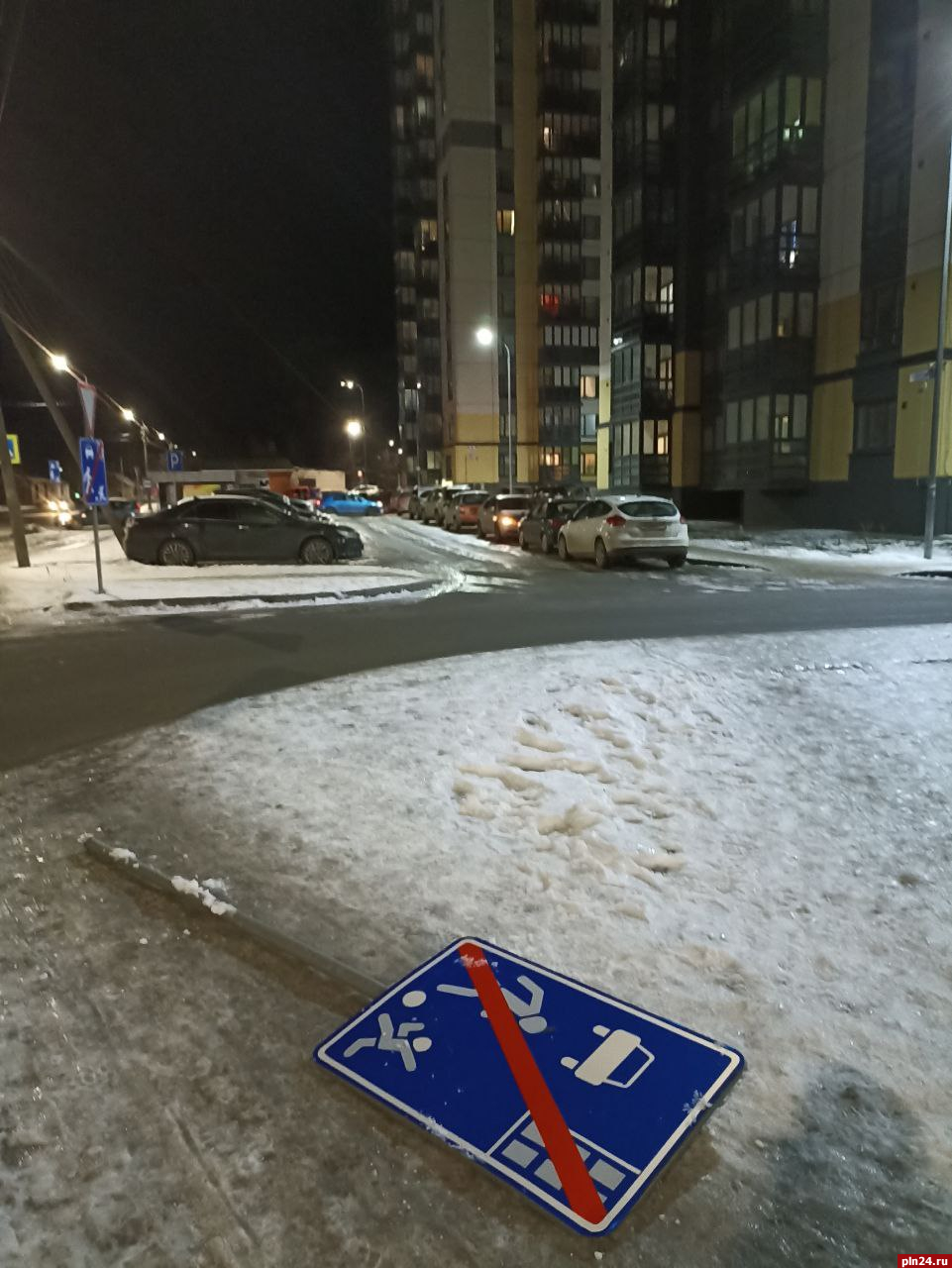 Дорожный знак упал на улице Ижорского батальона в Пскове. ФОТО : Псковская  Лента Новостей / ПЛН