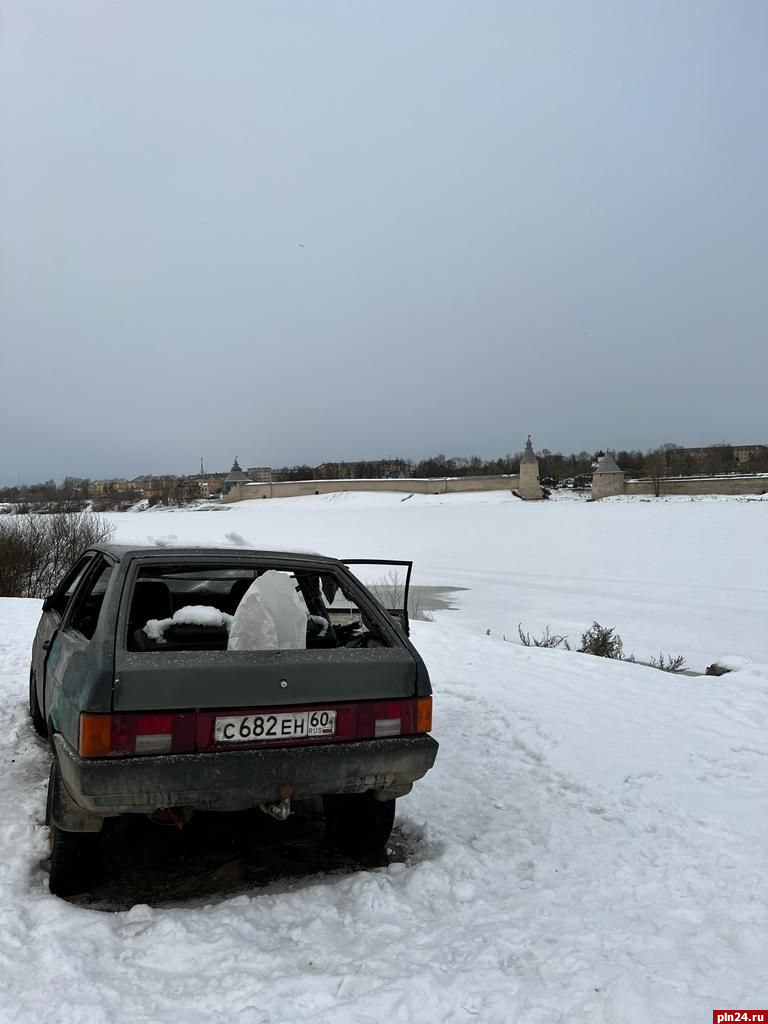 Фотофакт: Разбитый автомобиль стоит на берегу реки в Пскове : Псковская  Лента Новостей / ПЛН