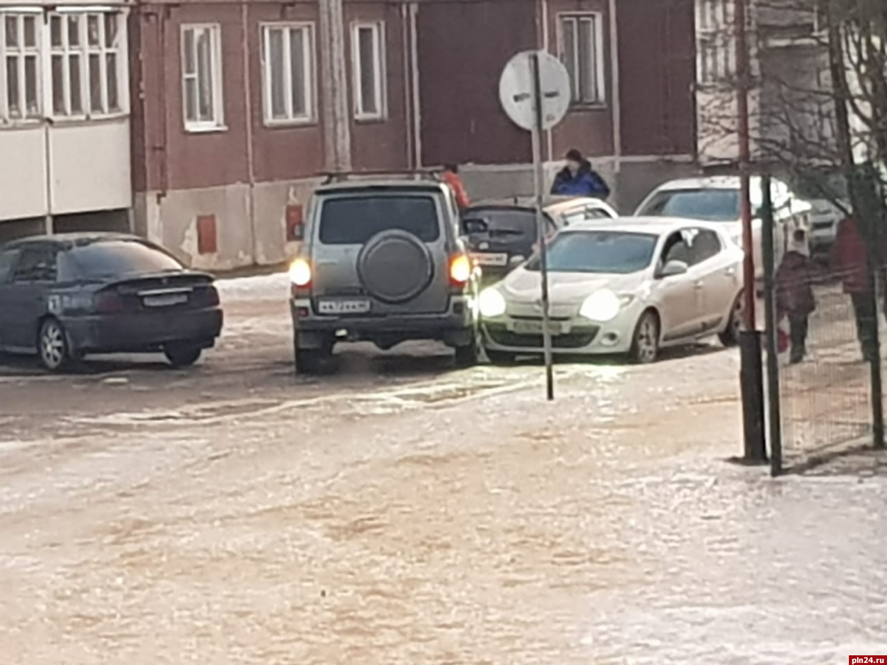 Два автомобиля столкнулись у школы в Пскове : Псковская Лента Новостей / ПЛН