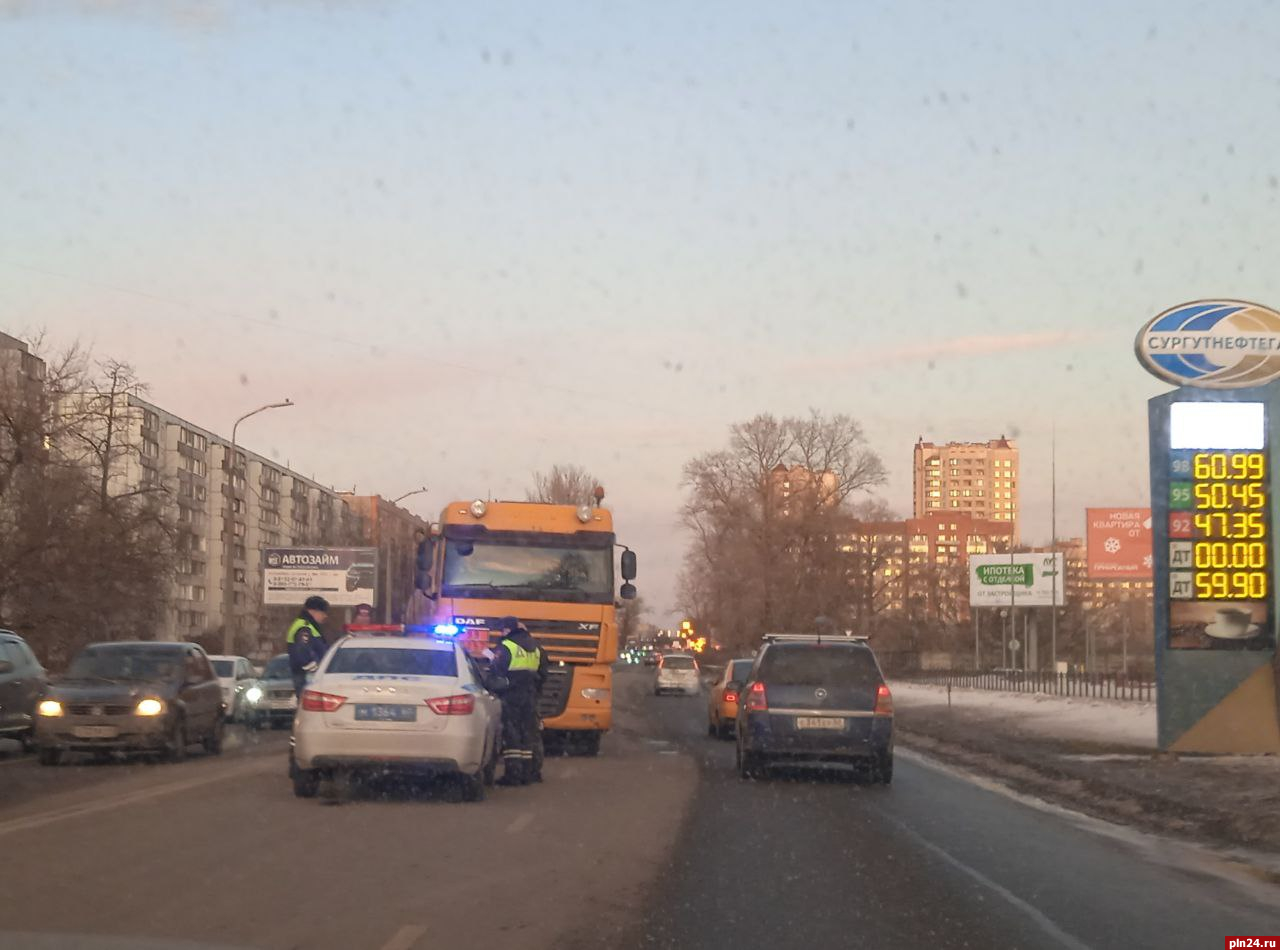 Бензовоз врезался в легковой автомобиль в Пскове при объезде ДТП :  Псковская Лента Новостей / ПЛН