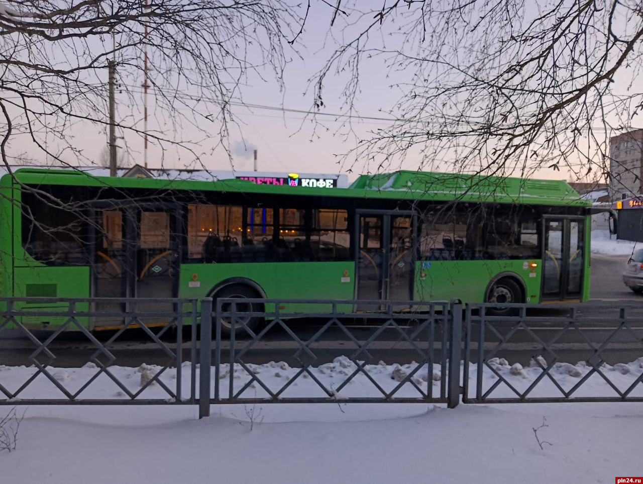 Автобус создал пробку на улице Рокоссовского в Пскове. ФОТО : Псковская  Лента Новостей / ПЛН