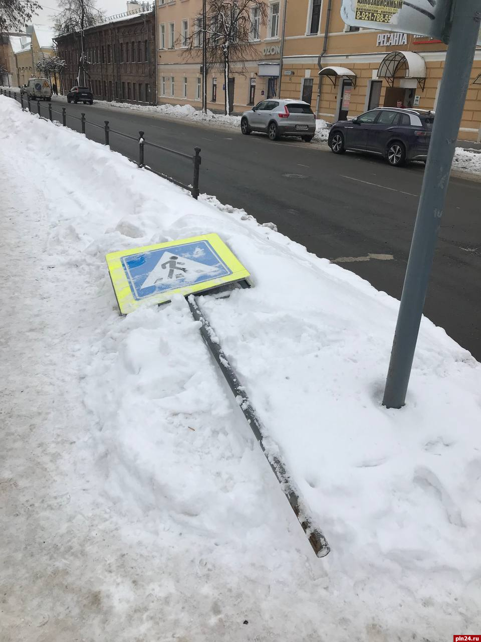 Дорожный знак упал на перекрестке улиц Некрасова и Советской в Пскове :  Псковская Лента Новостей / ПЛН