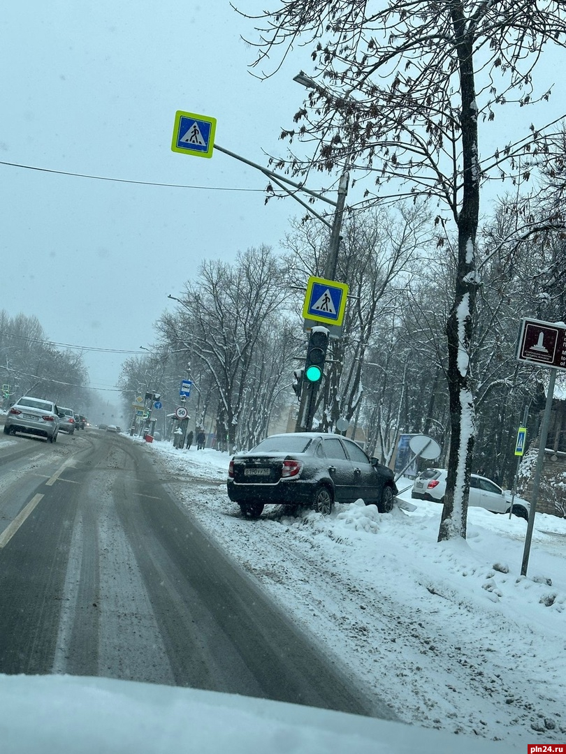 Автомобиль снёс дорожный знак на Октябрьском проспекте в Пскове. ФОТО :  Псковская Лента Новостей / ПЛН